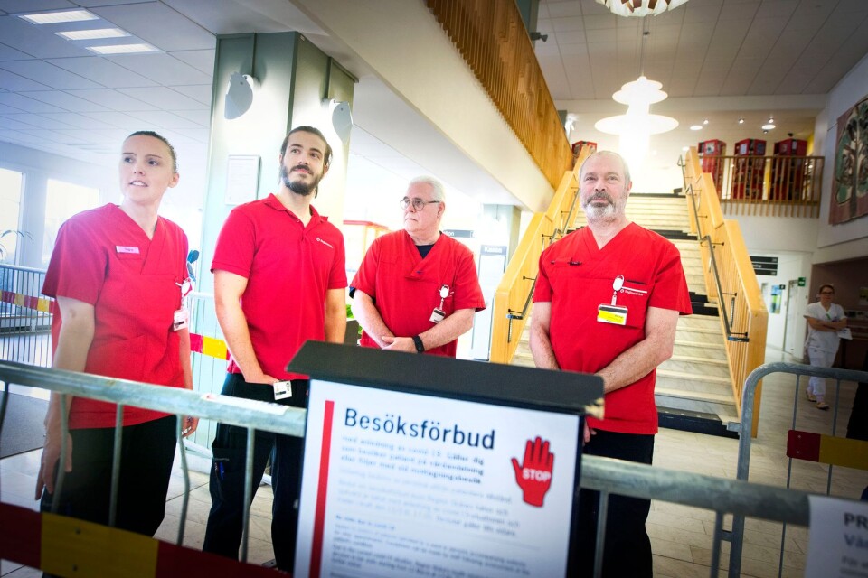 Disinfection cleaners are part of the regional service. It is their responsibility to see to it that the ban on visitors to the hospital is respected.  Kjell Blom (third from left) is a pensioner who is working extra to back up his former workmates. He checks everyone who goes into the hospital.