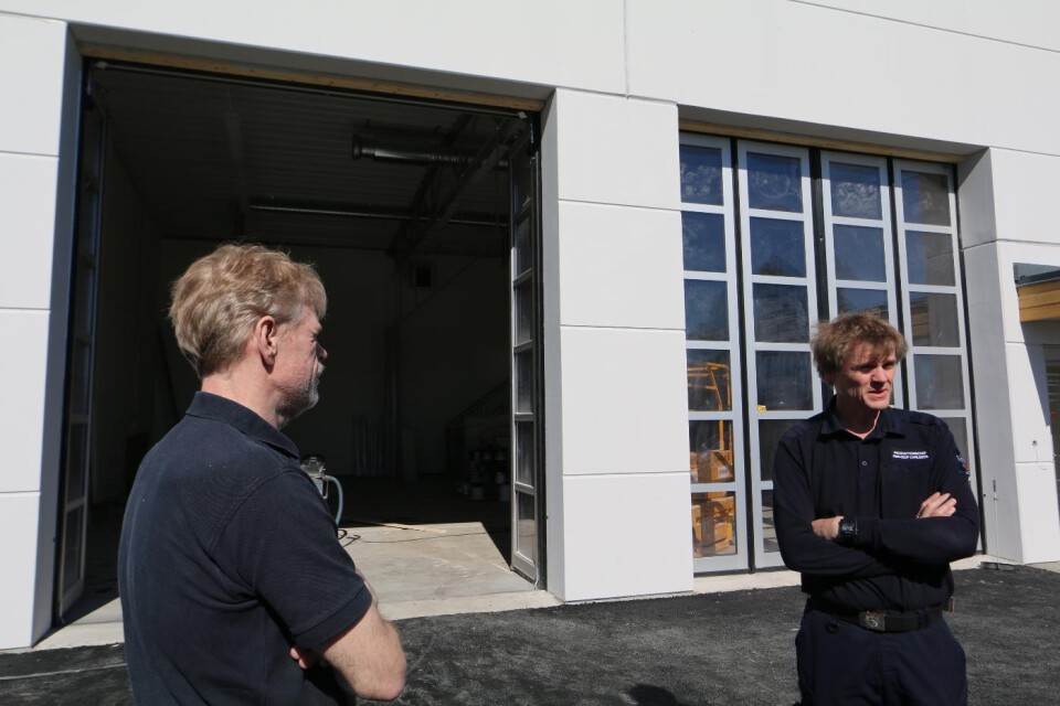 Anders Johansson, platschef på Horreds deltidsbrandstation, och Per-Olof Carlsson, produktionschef i Södra Älvsborgs räddningstjänstförbund. Bägge är väldigt nöjda med den nya brandstationen.