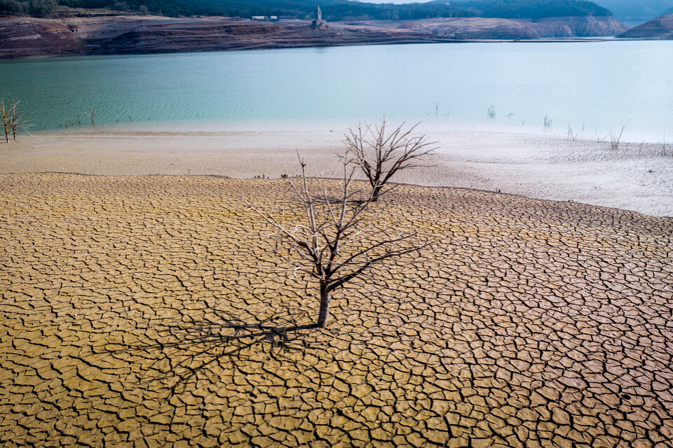 Spanien drabbades av en ovanligt tidig värmebölja i slutet av april. Landet är redan hårt drabbat av torka, bilden är från Sau-reservoaren utanför Barcelona. Arkivbild.