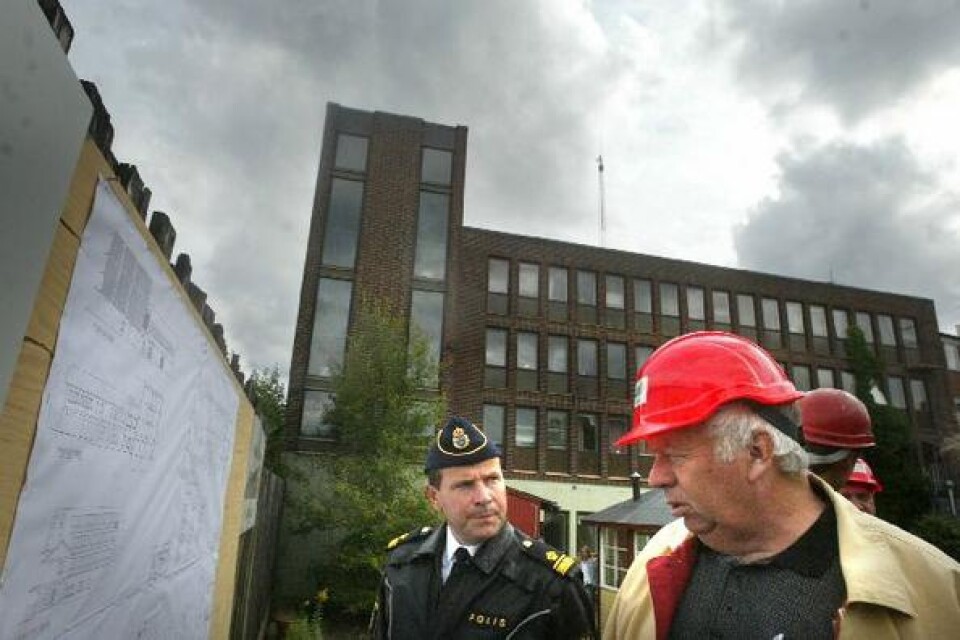 Här bakom kommunhuset, i en tillbyggnad, bygger kommunen åt polisen. Projektledare Göte Andersson med närpolischef Magnus Jönsjö vid ritningarna.