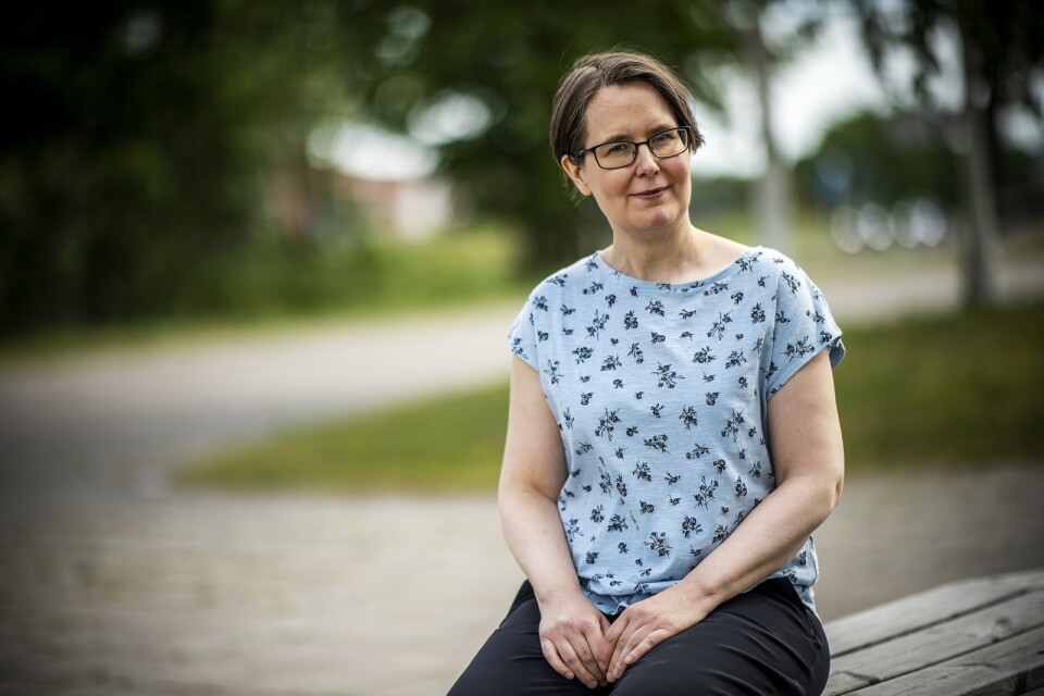 Johanna Mo spiller inte onödigt krut på miljöbeskrivningar. Hon är uppväxt i Kalmar men låter aldrig staden och Öland skymma själva historien.