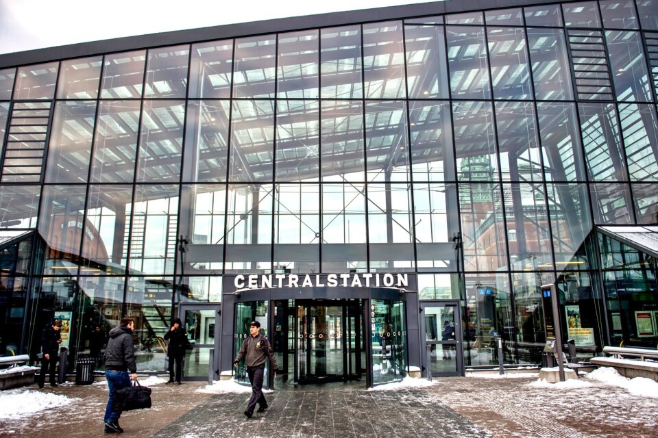 Skribenten tillsammans med sitt resesällskap fick tillbringa natten på Malmö centralstation.