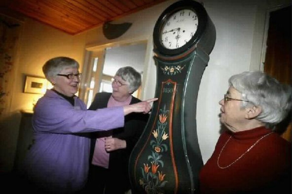 Inga Kindblom, Alfhild Nicklasson och Hjördis Molin beundrar en klocka med motiv av tulpaner. Det är typiskt för den nord-östra delen av Skåne. BILDER: Lasse Ottosson