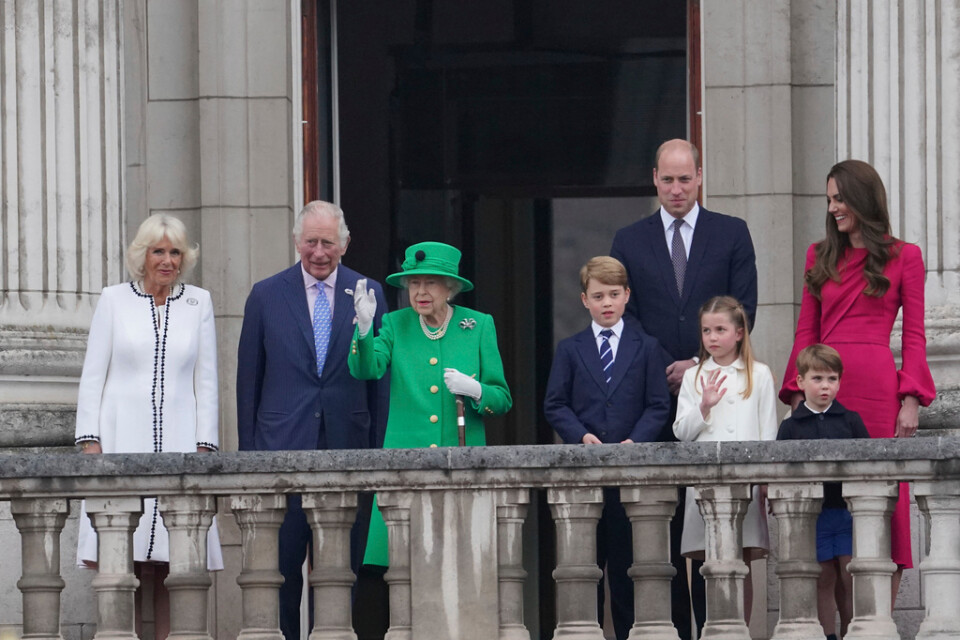 Drottning Elizabeth, klädd i grönt, omgiven av sina närmaste. Från vänster hertiginnan av Cornwall Camilla, prins Charles, drottning Elizabeth, prins Georg, prins William, prinsessan Charlotte, prins Louis och hertiginnan av Cambridge, Kate. Till jublande anhängares stora glädje kom drottningen ut på Buckingham Palace balkong sent på söndagseftermiddagen.