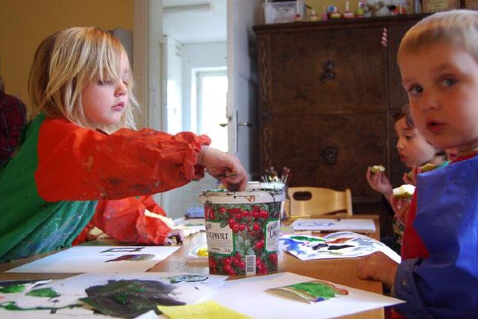 Milla Magnusson målar för fullt medan kompisen Hannes Maudehjelm tar en fruktpaus och väntar in ny inspiration.