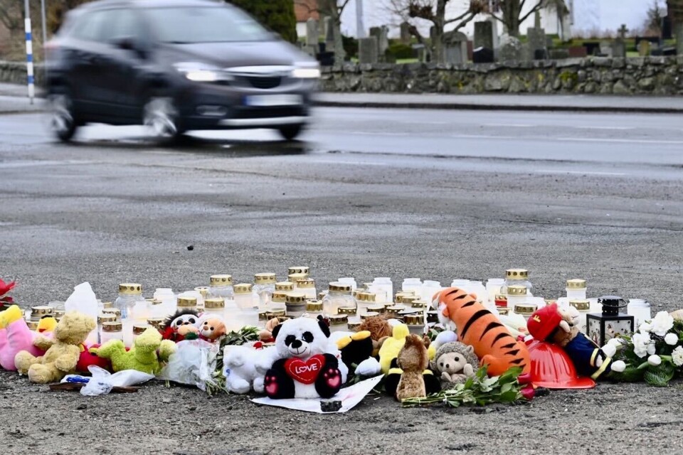 Flowers, teddy-bears and candles two days after the fatal accident in  Hjärsås.