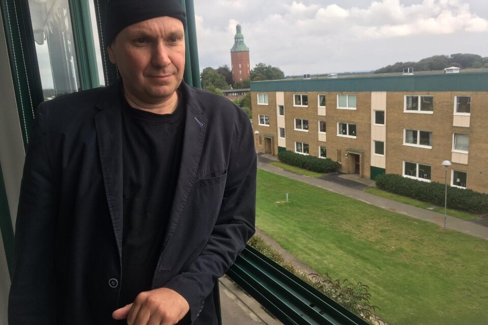 Jonas Thornell på balkongen hemma i Ystad. Foto: Ulf Mårtensson