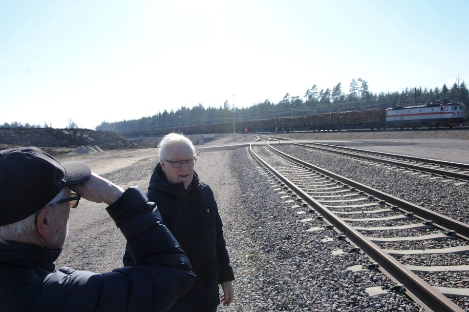 Gert Steneloo och Jan Dahlquist, Osby Tåg, ser det första heltåget komma.