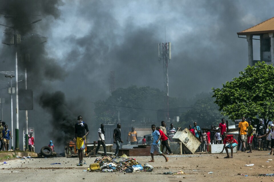 Oppositionen i Guinea ifrågasätter resultatet i förra veckans presidentval och flera personer har dödats i oroligheter. Bild från i onsdags.