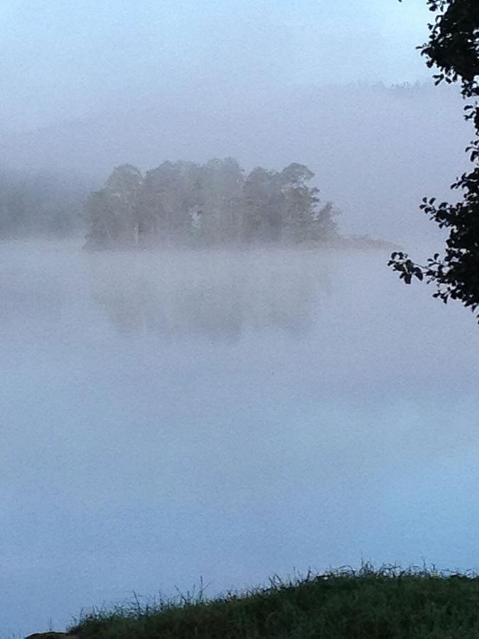 Dimman lättar över Lysjön. Foto Christina Fransson
