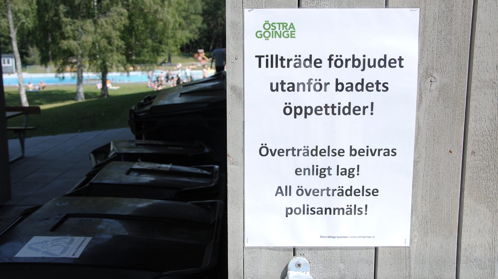 Förbudsskyltar är uppsatta utanför både Trollabadet i Glimåkra och Hanaskogsbadet. Trots det har friluftsbaden problem med ovälkomna gäster.
