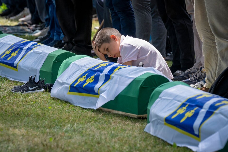 En pojke sörjer samtidigt som begravningen av de 19 offren, som identifierades tidigare i somras, ska äga rum i Srebrenica i nordöstra Bosnien. Över 8 000 muslimska män och pojkar mördades i slutet av kriget.