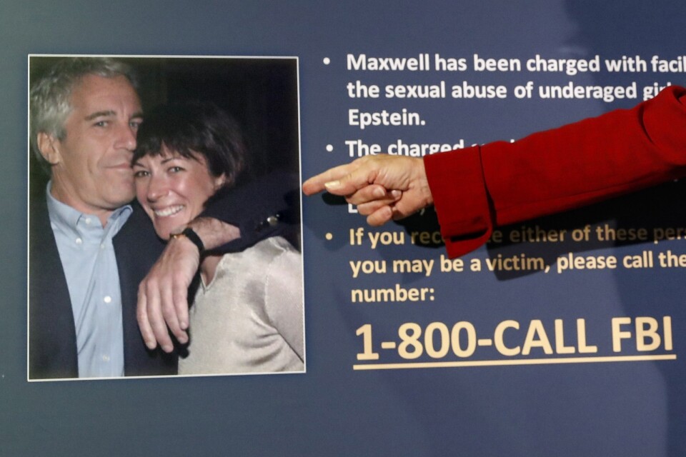 Åklagaren visade i förra veckan en äldre bild på Ghislaine Maxwell och Jeffrey Epstein i samband med att åtalspunkterna mot Maxwell presenterades. Arkivbild.