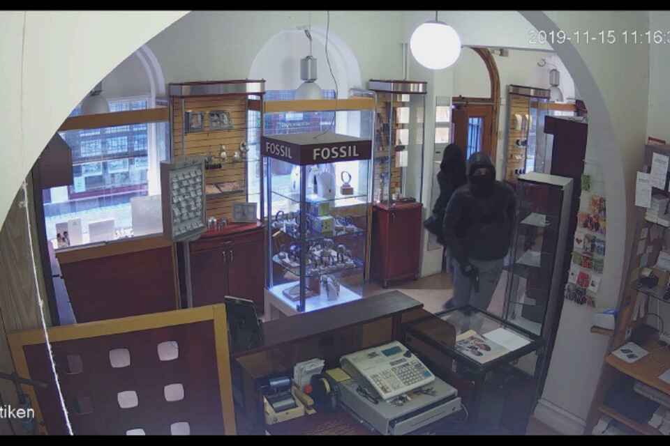 At 10.15.31 am on November 15th, two robbers ran into the shop. The first was armed. Image from the store's surveillance film.