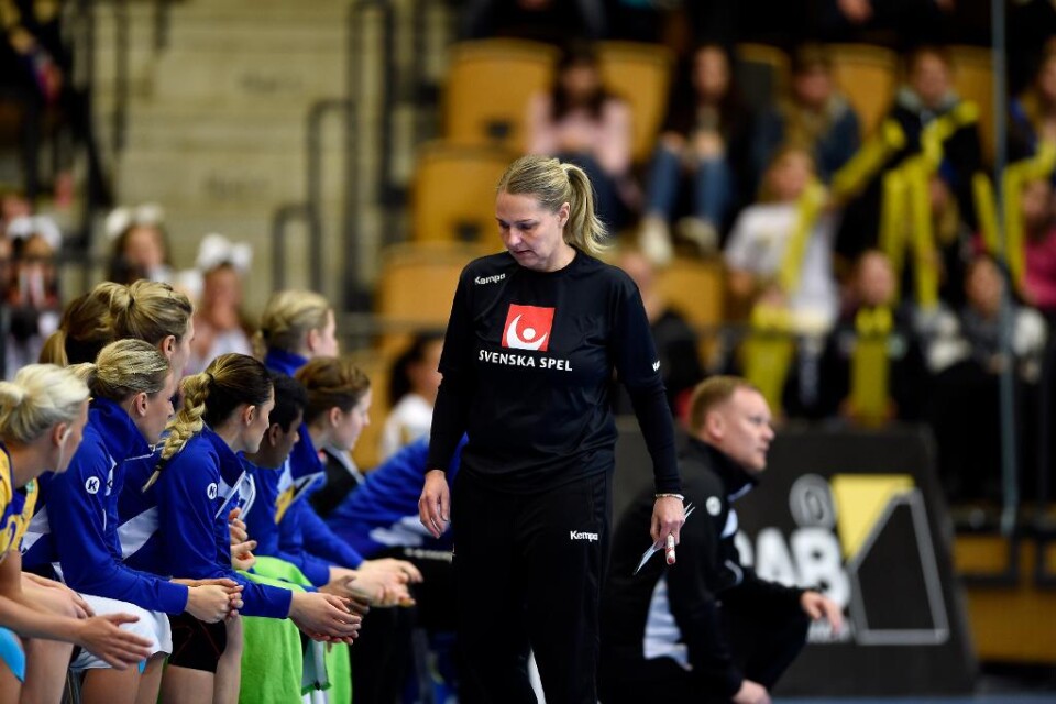 I våras stoppades hon av sitt klubblag att ta över huvudansvaret för det svenska damlandslaget i handboll. Men nu får Helle Thomsen lämna FC Midtjylland med omedelbar verkan - redan innan säsongen börjat. - Jag är självklart väldigt ledsen, och har gråt