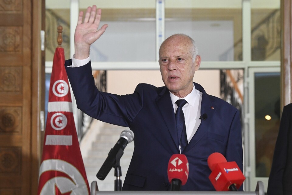 Tunisiens president Kaïs Saïed stärker sin makt över landet.