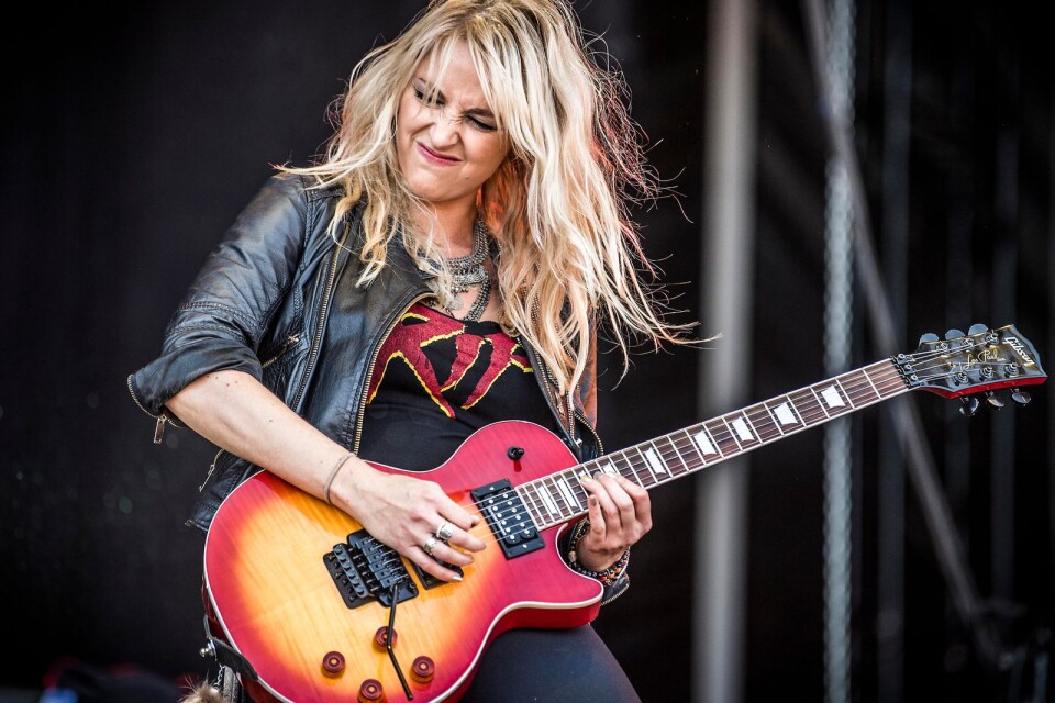 Britt Lightning ersätter gitarristen Jan Kuehnemund som gick bort 2013.