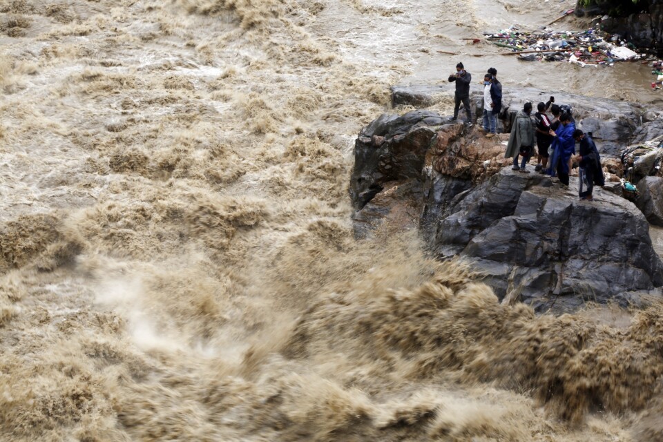 Det kraftiga monsunregnet har krävt flera liv i Nepal, och i grannlandet Indien.