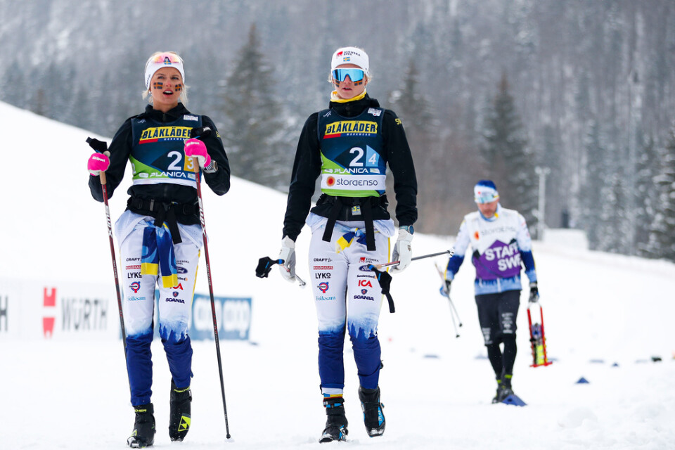 Frida Karlsson och Maja Dahlqvist iklädde sig den svenska landslagsdräkten under VM i Planica tidigare i år, men tränade på egen hand inför säsongen. Nu finns det tecken på att duon, liksom Linn Svahn, ska återvända till landslagets träningsmiljö. Arkivbild.