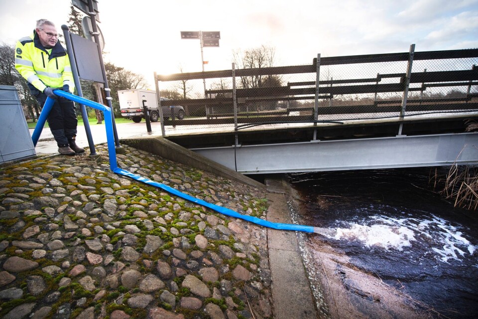 Vatten pumpas ut ur brunnar för att undvika översvämningar. Johan Isberg, arbetsledare på tekniska förvaltningen, arbetade vid Tivoliparken på måndagen.