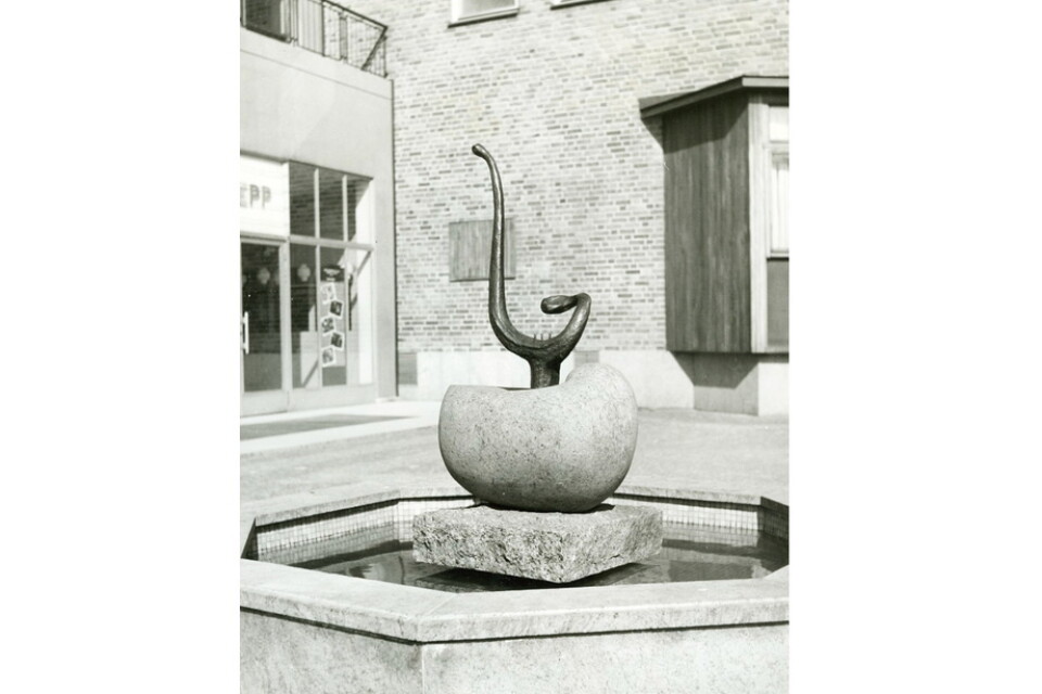 Bernard Andersons skulptur ”Musikens källa” är en fontän i form av en snäcka i röd granit med en självspelande lyra i brons. Tre vattenstrålar utgör strängar på lyran. Arkivbild.