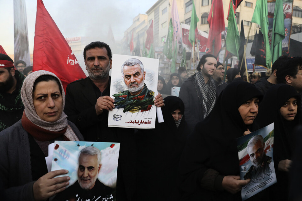 Deltagare håller upp bilder på Qassem Soleimani.