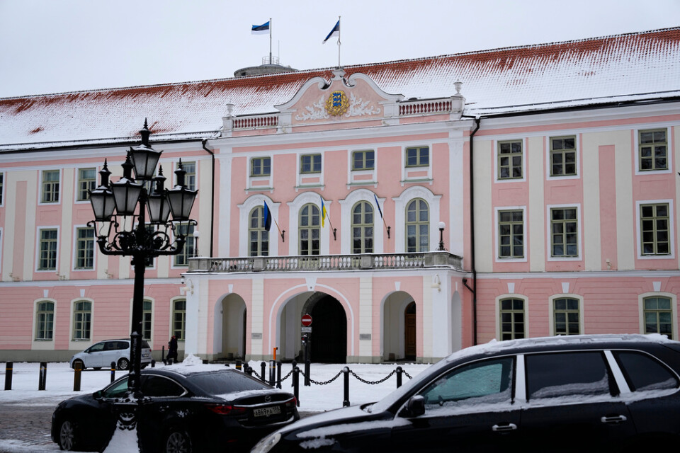 Estlands parlament riigikogu sitter i denna rosa byggnad i Tallinn.