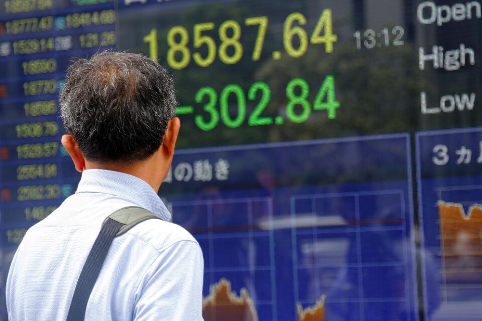 Asienbörserna dök på nytt sedan kinesisk statistik bekräftat att landets ekonomi tappar fart. Tokyobörsens Nikkei 225-index hade fallit med hela 3,8 procent när börsen stängde. Taiwanbörsen stängde 1,9 procent lägre medan Seoulbörsen sjönk med 1,4 proce