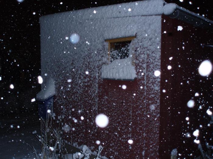 Vinter var det den 31 januari. Helena Carlsson, Hestra, har fotograferat sitt insnöade förråd.
