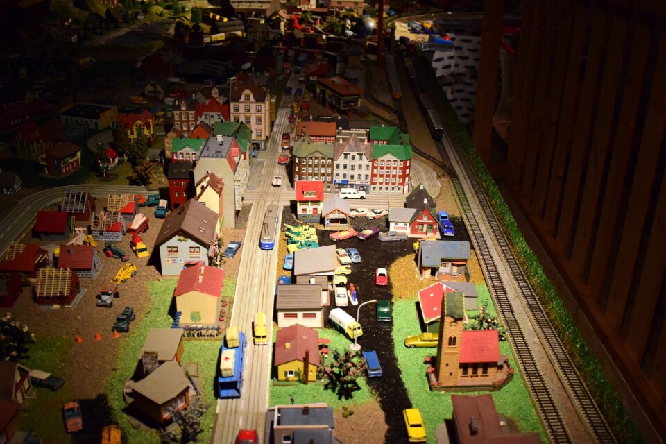 På leksaksavdelningen uppe på loftet skapas varje år en ny utställning. I år har man byggt upp en större stad med tågbana och vägar.