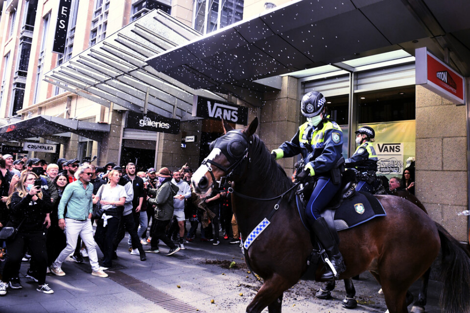 Polis och demonstranter drabbar samman i Sydney på lördagen.
