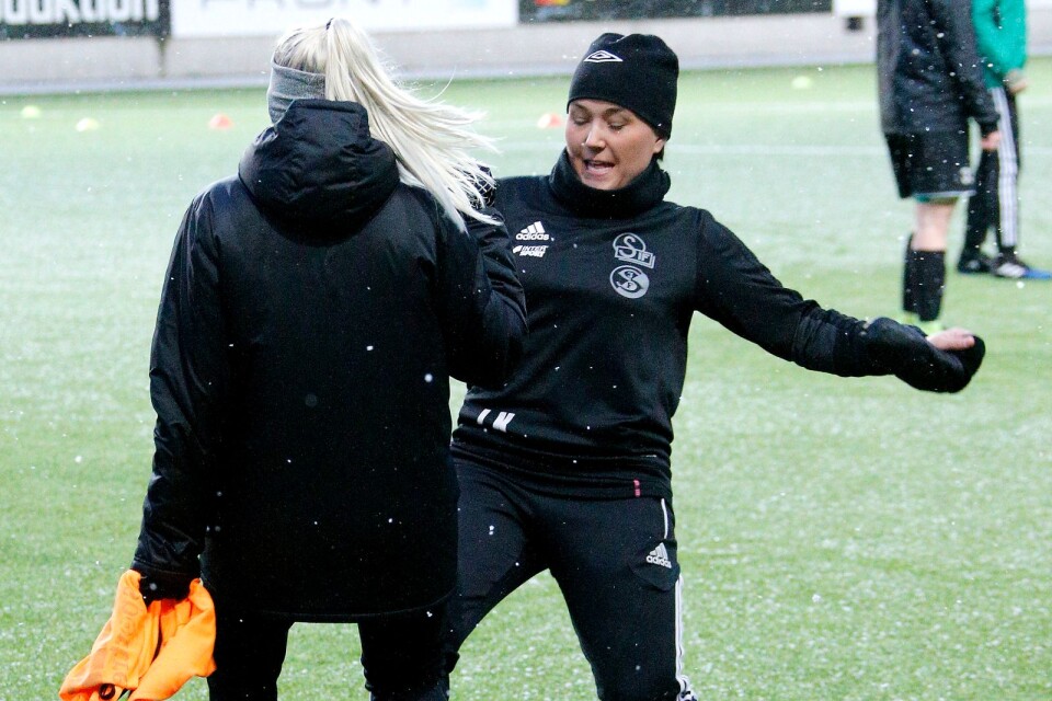 Johanna Kalinskij Köhlquist trillar boll med en lagkamrat.