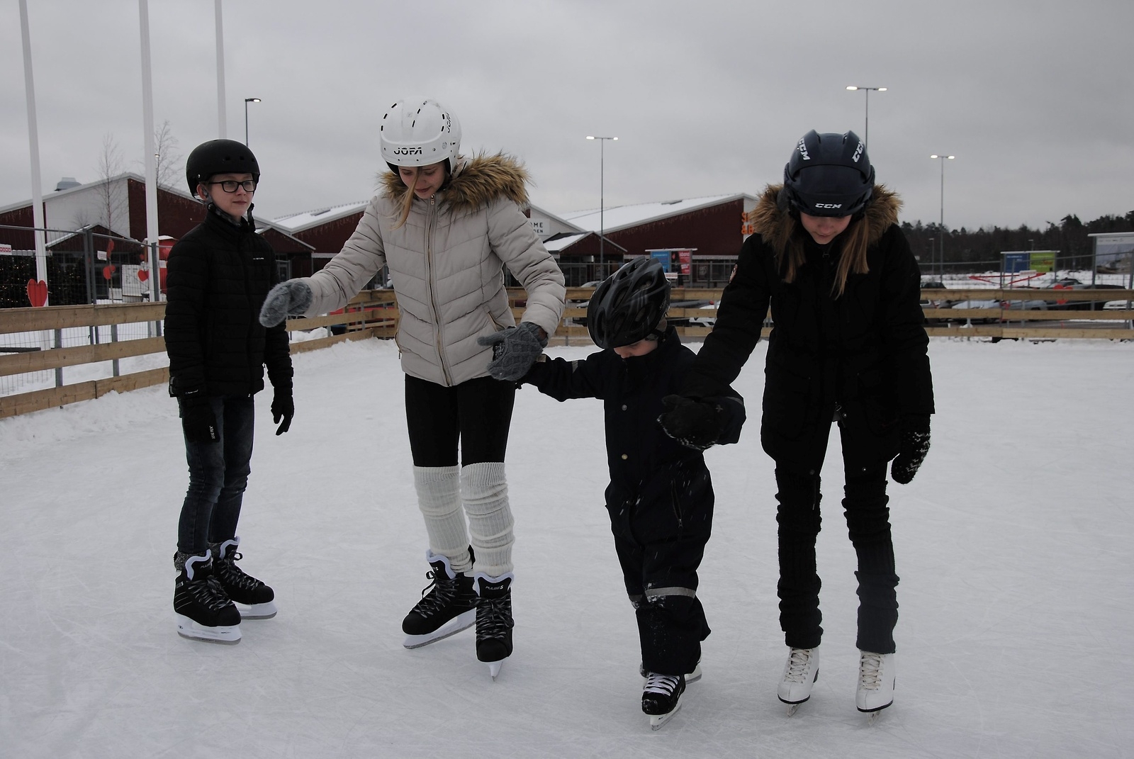 Fr v Elliot, Lisa och Felix Stark samt Emilia Sällberg åker skridskor på nya isbanan i Älmhult.