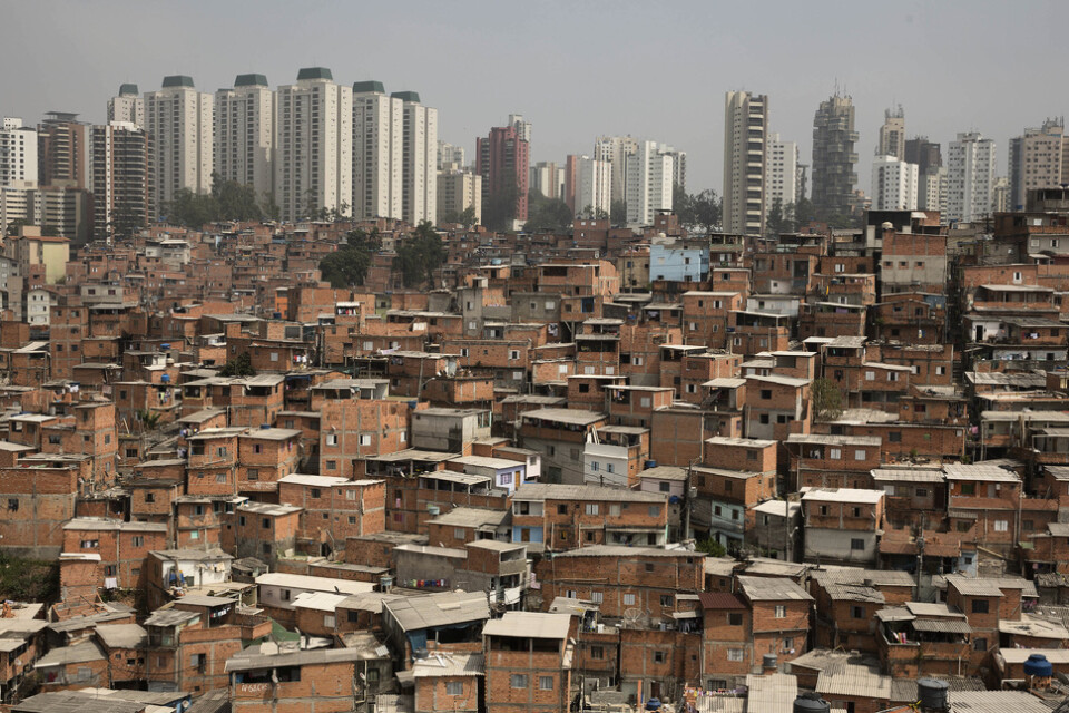 São Paulo, här med slummen Paraisópolis i förgrunden och stadsdelen Morumbi där bakom, stängs ned på grund av coronaviruset. Arkivbild.