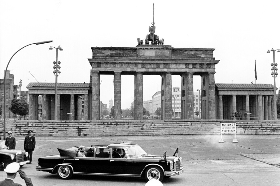 Drottning Elizabeth och prins Philip passerar Brandenburger Tor i Berlin under sin Tysklandsresa 1965. De körs i en Mercedes 600 – den tyska lyxbilen som blev något av "limousinernas limousin" under andra halvan av 1900-talet.