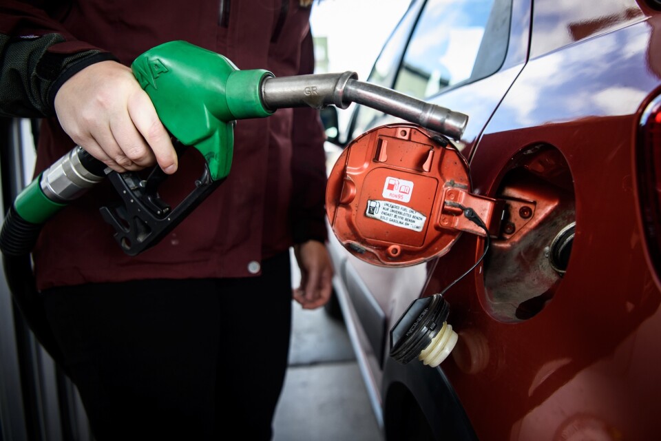 ”Till nästa år blir bensinen 75 öre billigare än idag, och dieseln kommer faktiskt bli några ören dyrare.”