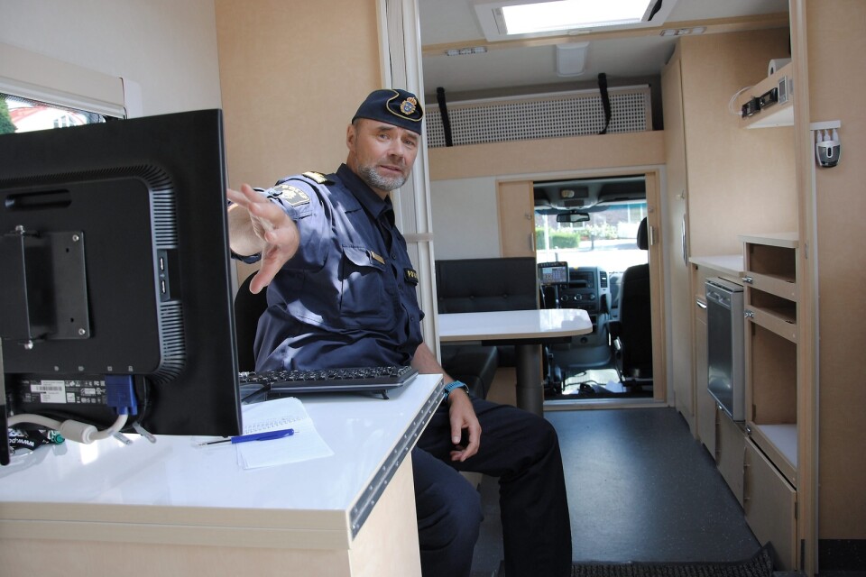 Staffan Käll, kommunpolis i Osby/Älmhult, i det mobila poliskontoret när det besökte Osby i veckan. ARKIVBILD