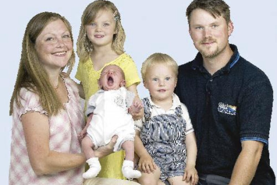 Christel Gustafsson och Martin Sallnäs, Blädinge, fick den 5/6 en son. Vikt: 3640 g. Längd: 52 cm. Syskon är Sofia 4 år och Gustav 2 år.