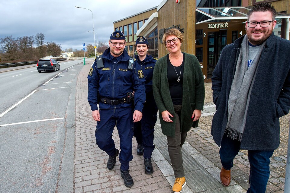 Poliseen ska satsa mer på synlighet i  Bromölla från vänster Max Staude, kommunpolis, Louise Englund, chef för lokalpolisområde Karlshamn, Eric Berntsson (SD), kommunstyrelsens ordförande och Marie Wäppling kommunchef.