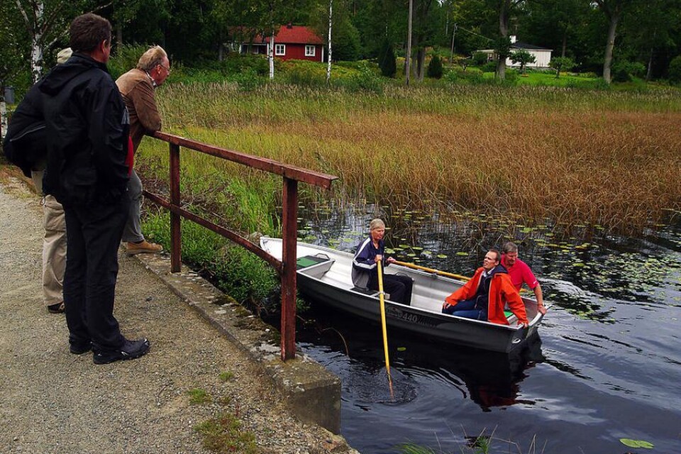 Theodor Samuelsson i båten rapporterar till kommunalrådet Arne Karlsson på bron hur det går med inventeringen av sjögullen.
