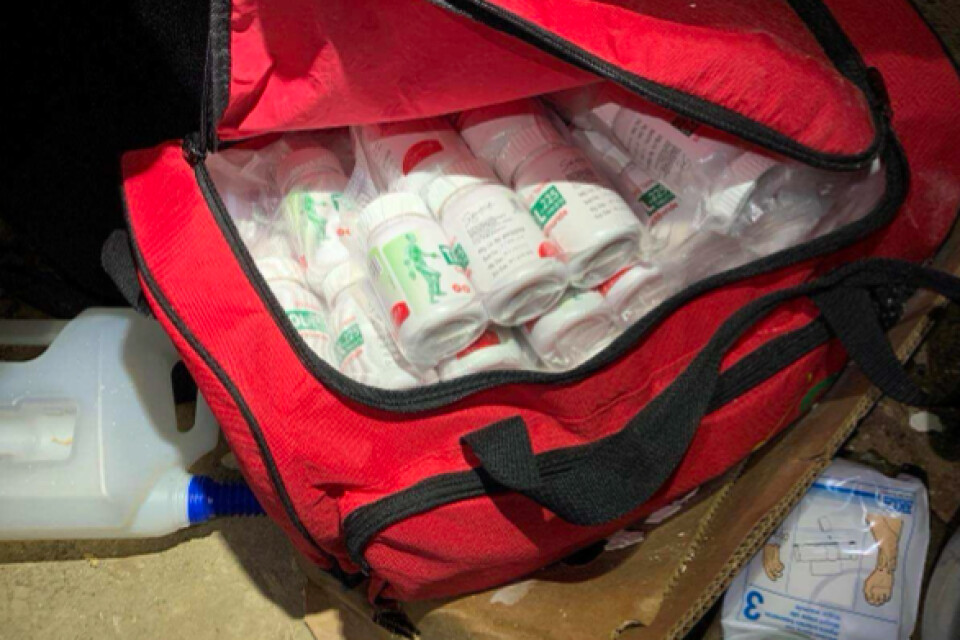 En av de två tablettfyllda väskor som polisen hittade och beslagtog i 37-åringens källare. Bild ur förundersökningsprotokollet.