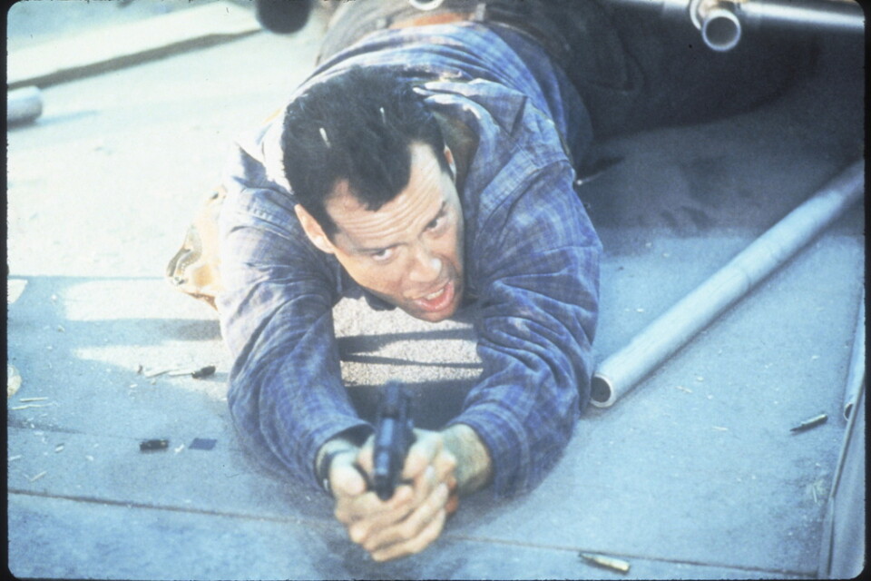 Bruce Willis har det stressigt i "Die hard". Pressbild.