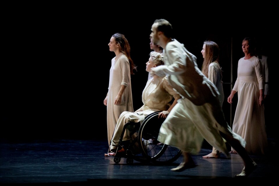 En scen ur ””To find a way with one another”, som utgör ett av två stycken i ”Belonging” av Skånes Dansteater.