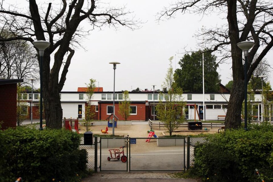 En paviljong på Granlunda ska ta emot två nya avdelningar och 40 förskolebarn. Men efter protester får paviljongen en ny placering.