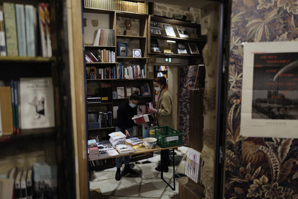 De franska bokhandlarna får delvis hålla öppet – även om landet stängs ned. Arkivbild.