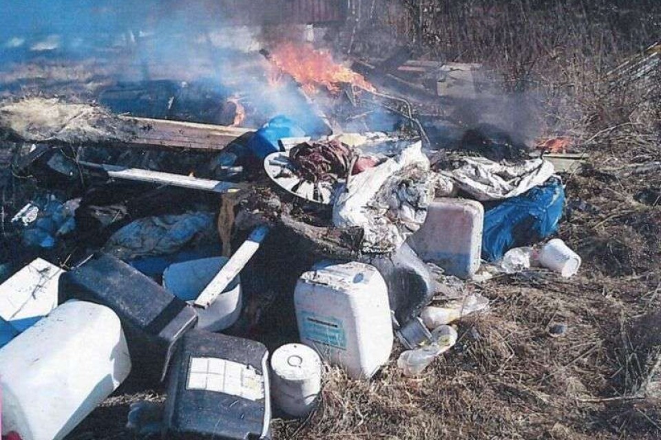 Plastdunkar, navkapslar och annan plast fanns i högen som eldades på en fastighet i Alvesta kommun. Nu har ägaren dömts för miljöbrott.