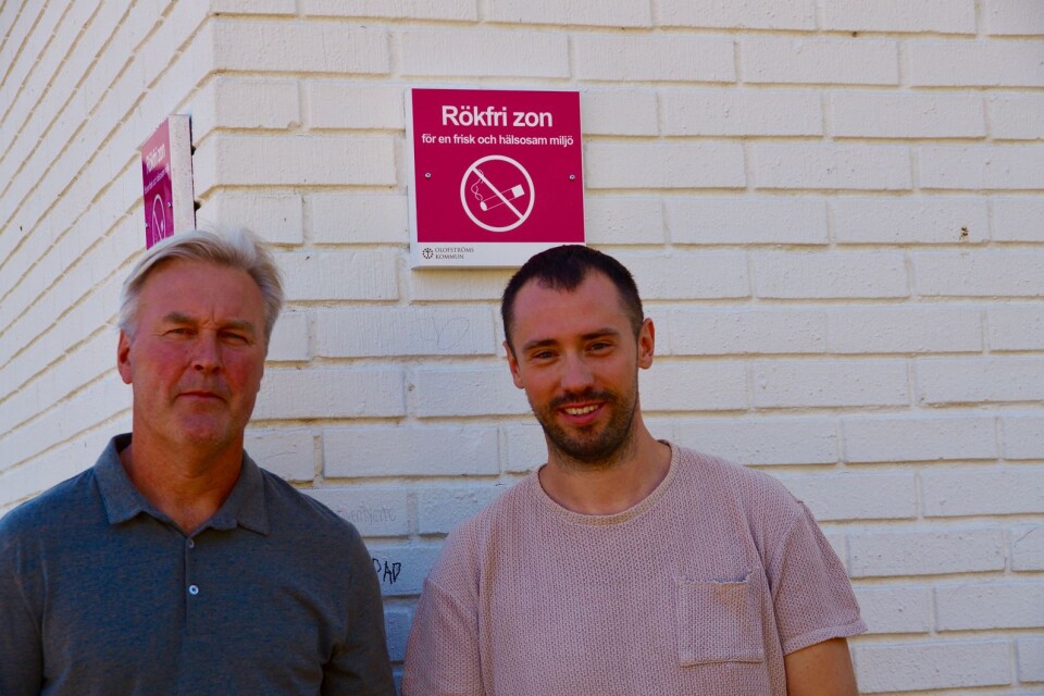 Ulf Clang och Adnan Samardzic invigde kommunens första rökfria zon vid Holjebadet. Men snart finns det skyltar vid alla kommunala verksamheter.