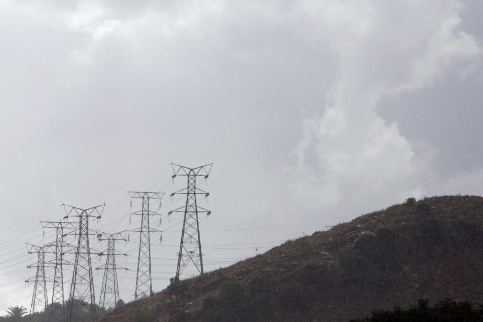 Över tusen arbetare som bygger Sydafrikas första nya kraftverk på 20 år har fått sparken, enligt det statliga elbolaget Eskom. Orsaken uppges vara att de olagligen strejkat under en dag. Strejken i onsdags gällde ersättningar och bonusar. Arbetarna var