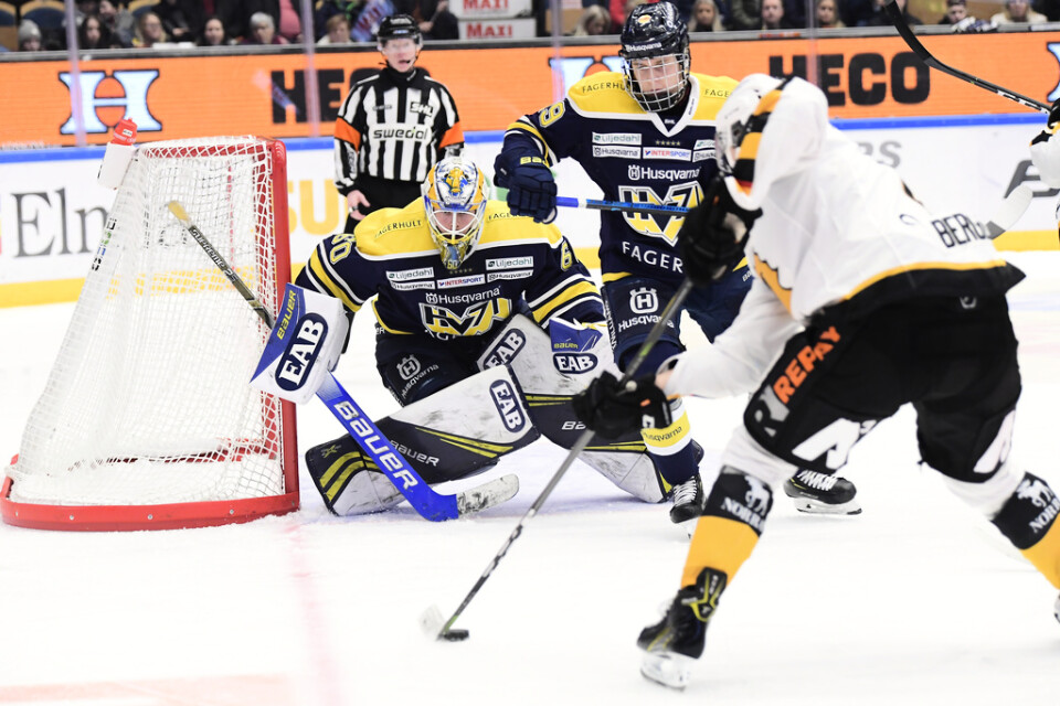 HV71:S målvakt Hugo Alnefelt under lördagens ishockeymatch i SHL mellan HV71 och Skellefteå AIK i Kinnarps Arena.