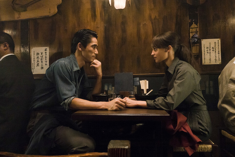 Alicia Vikander spelar mot Naoki Kobayashi i nya Netflixthrillern "Earthquake bird". Pressbild.